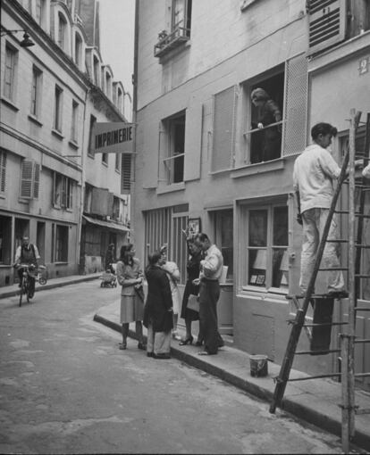 Caresse Crosby con unos amigos en la puerta de una imprenta en la Rue Cardinale, París.