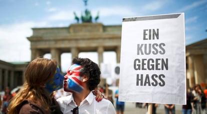 Dos defensores de que Reino Unido permanezca en la UE se besan frente a la puerta de Brandemburgo, Berl&iacute;n.