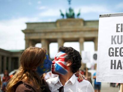 Dos defensores de que Reino Unido permanezca en la UE se besan frente a la puerta de Brandemburgo, Berl&iacute;n.