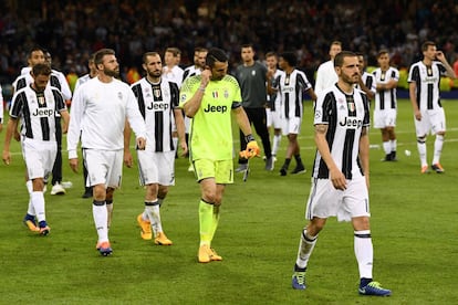 Jogadores da Juventus deixam o estádio de Cardiff após derrota. 