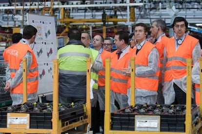 Feijóo, tercero por la derecha, durante una visita a la planta viguesa de Citroën.