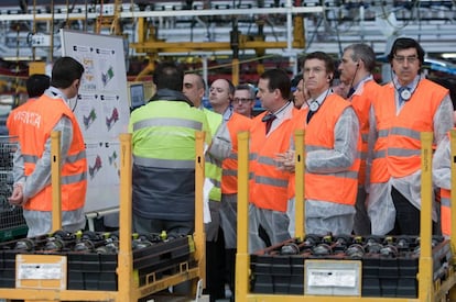 Feij&oacute;o, tercero por la derecha, durante una visita a la planta viguesa de Citro&euml;n.