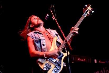 Ian 'Lemmy' Kilmister, líder de Motörhead, actuando en 1991.