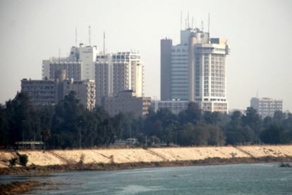 El hotel Palestina visto desde el puente en el que estaba el tanque que disparó el proyectil que alcanzó a José Couso.