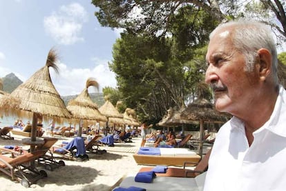 El escritor Carlos Fuentes, en el hotel Formentor de Palma de Mallorca horas antes de recibir el premio.