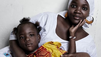 Aïssatou Ndiaye, con su hija Mbéne, que nació prematura y salió adelante gracias al método canguro, por el que los niños permanecen pecho con pecho con sus madres cuando son bebés.