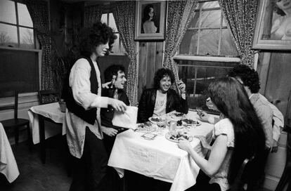 Dylan comendo com outros membros de sua turnê em um restaurante fundado pela lendária Mamma Maria Frasca, em Beckett (Massachusetts).