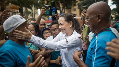 La precandidata presidencial venezolana María Corina Machado saluda a uno de sus seguidores, en Maracay.