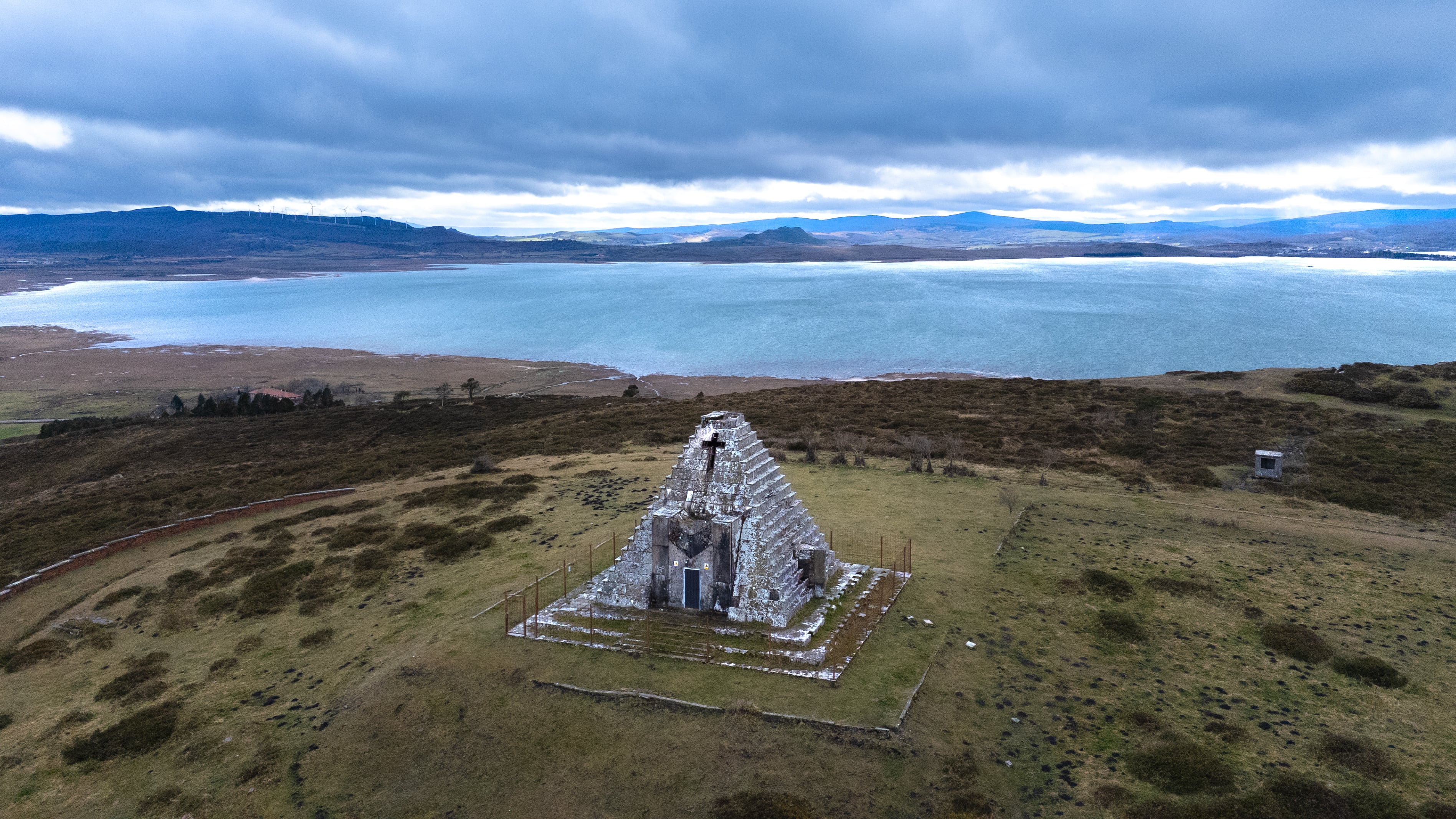 La pirámide con el embalse del río Ebro al fondo.