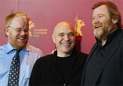 Anthony Minghella, en el centro, junto a los actores Philip Seymour Hoffman, a la izquierda, y Brendan Gleeson.