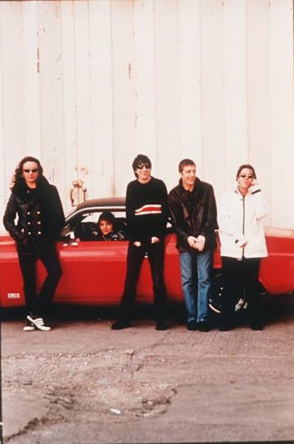 Foto de promoci&oacute;n de Primal Scream, grupo de m&uacute;sica brit&aacute;nico.