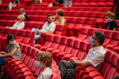 Varios asistentes guardan una distancia prudencial de seguridad, en ell primer concierto del teatro Regio de Turín (Italia) tras la larga parada por la pandemia de coronavirus. Italia ampliará el estado de emergencia por el coronavirus hasta 2021.