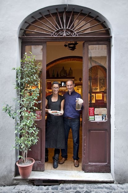 Entrada del restaurante Alfredo e Ada con Chiara Fortini y su padre en la puerta.