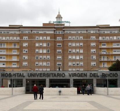 Fachada principal del Hospital Virgen del Rocio de Sevilla.