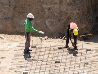 Dos inmigrantes trabajan en una construcción en Madrid, en julio de 2021.