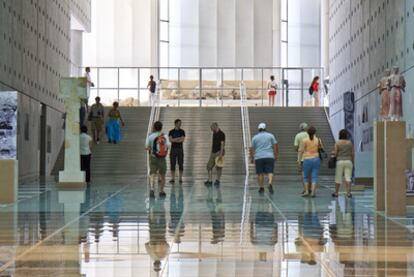 El Museo de la Acrópolis, en un edificio proyectado por Bernard Tschumi, fue inaugurado el año pasado y se sitúa a 300 metros del Partenón.