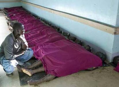 Un familiar de un desaparecido en los disturbios trata de reconocerlo entre los cadáveres en la morgue de Kisumu, al oeste de Kenia.
