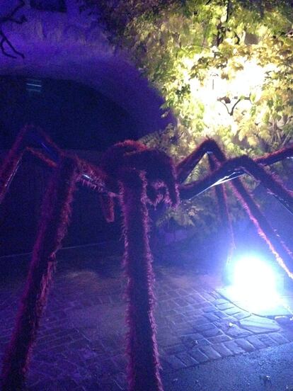 Una araña recibe a la entrada del hogar de Larry Page, cofundador y consejero delegado de Google.