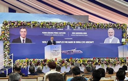 El presidente del Gobierno, Pedro Sánchez, durante su intervención en la inauguración de la fábrica de Airbus C295 en Vadodara (India), este lunes. 