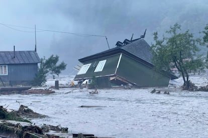 Una casa arrasada por las inundicaciones en la población de Brosteni, en el noreste de Rumania, en una imagen distribuida por los servicios de emergencia rumanos en Suceava, este lunes.
