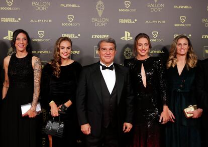 Jenni Hermoso, Lieke Martens, el presidente azulgrana, Joan Laporta, Alexia Putellas y Sandra Paños posan instantes antes de la gala del Balón de Oro.