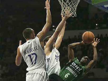 Bennett trata de encestar entre Hervelle y Reyes.
