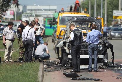 La policía revisa los restos de un coche en Kazan. La explosión llevó al hallazgo de una secta en la ciudad rusa.