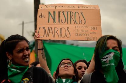 Un grupo de activistas respalda en Quito (Ecuador) la despenalización del aborto en una manifestación fuera del edificio del Congreso mientras se vota en la cámara legislativa una modificación del Código Penal que incluye una propuesta para legalizar el aborto en casos de violación.