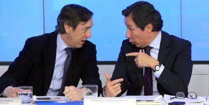 Rafael Hernando y Carlos Floriano, este martes, en la reunión del comité.