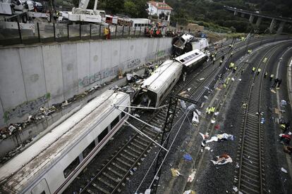 Servicios de rescate siguen trabajando en el lugar del siniestro, 25 de julio de 2013. Galicia estará de luto oficial durante los próximos siete días, "una tragedia", en palabras del presidente gallego, Alberto Núñez Feijóo, que ha dejado como resultado al menos 78 fallecidos y más de 100 heridos. Se trata del "mayor luto oficial de la historia" de la comunidad.