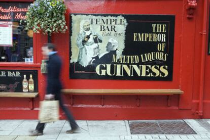 Fachada del pub The Temple Bar en el barrio del mismo nombre de Dublín.