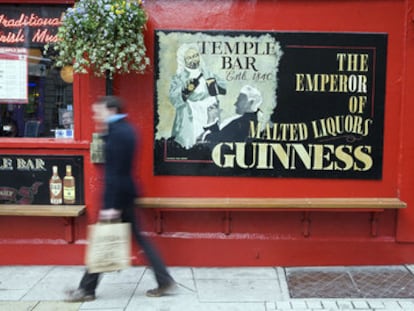 Homem passa em frente a pub em Dublin, na Irlanda