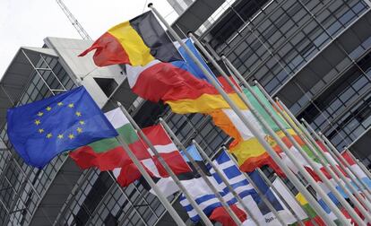 Banderas de países miembros de la UE frente al Parlamento Europeo en Estrasburgo.