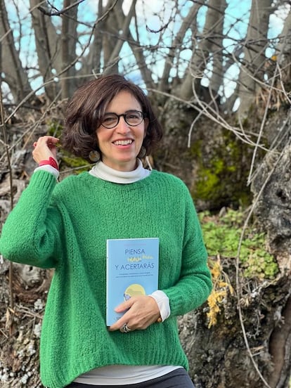 La periodista y escritora Natalia Martín Cantero con su libro 'Piensa bien y acertarás'.