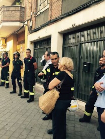 La alcaldesa Manuela Carmena visitando los edificios de Carabanchel.