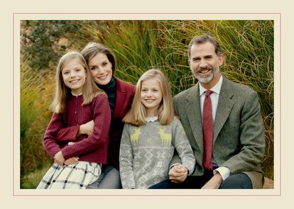Los reyes Felipe y Letizia, con sus hijas, Leonor y Sofía, en la felicitación de la Navidad de 2016