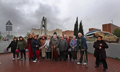 Un grupo de afectados por el plan de permuta de viviendas de Alcorcón, este jueves.