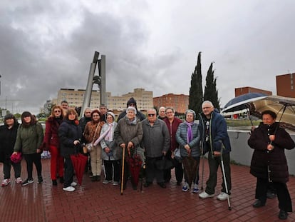 Un grupo de afectados por el plan de permuta de viviendas de Alcorcón, este jueves.