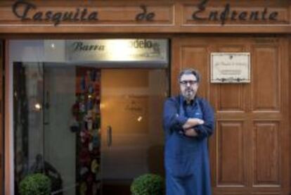 Juanjo López, en la puerta de su restaurante.
