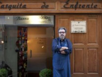 Juanjo L&oacute;pez, en la puerta de su restaurante.