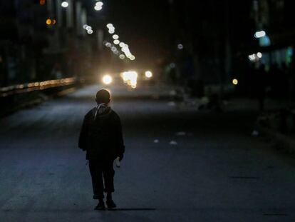 Un niño pasea por las calles de un distrito de Nairobi (Kenia). 