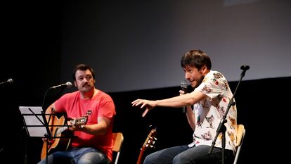 Presentación del libro de Pedro Zuazua 'Días para ser gato' con música de Pablo Moro en el Teatro Filarmónica de Oviedo, el pasado octubre de 2022.