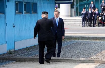 El presidente surcoreano, Moon Jae-in, y el líder norcoreano, Kim Jong-un, se dan la mano en la línea de demarcación militar.