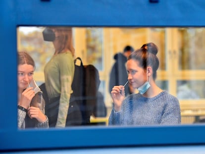 Estudantes fazem teste de antígeno antes da aula, em Dresden.