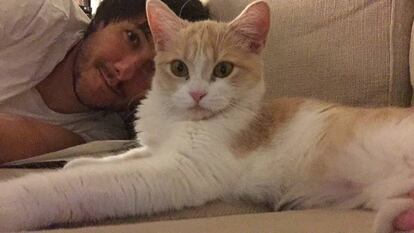 'Mía'. la gata que sí entró en casa, haciéndose un selfi conmigo.