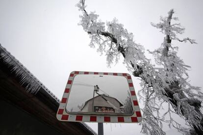 La llegada de grupos electrógenos portátiles desde Alemania, Austria, la República Checa y Croacia ha ayudado a paliar la falta de energía. En la iamgen, un trabajador de la compañía eléctrica repara las líneas estropeadas por la tormenta de hielo en Pivka (Eslovenia), 4 de febrero de 2014.