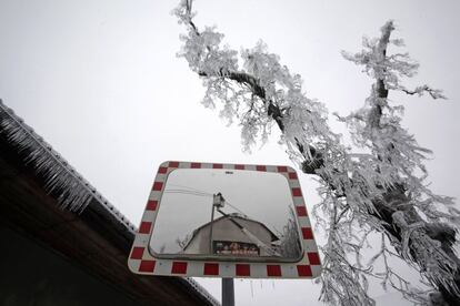 La llegada de grupos electrgenos porttiles desde Alemania, Austria, la Repblica Checa y Croacia ha ayudado a paliar la falta de energa. En la iamgen, un trabajador de la compa?a elctrica repara las lneas estropeadas por la tormenta de hielo en Pivka (Eslovenia), 4 de febrero de 2014.