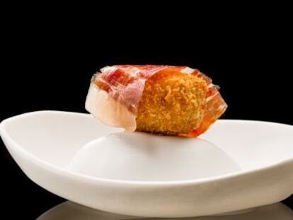 &#039;Croquenigi&#039;, croqueta de jam&oacute;n servida como pieza de sushi. 