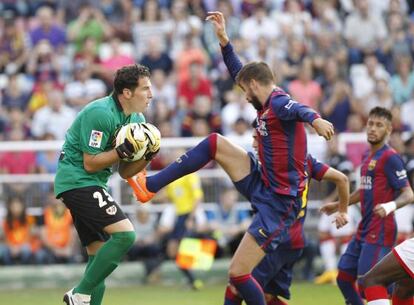 Piqué disputa el balón con Toño en el partido frente al Rayo.