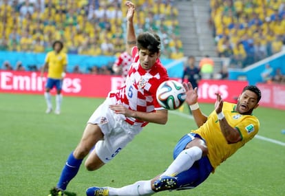 Corluka e Hulk no primeiro jogo da Copa.